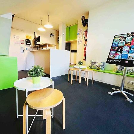 Central And Basic Universitat For Young Hostel Barcelona Exterior foto