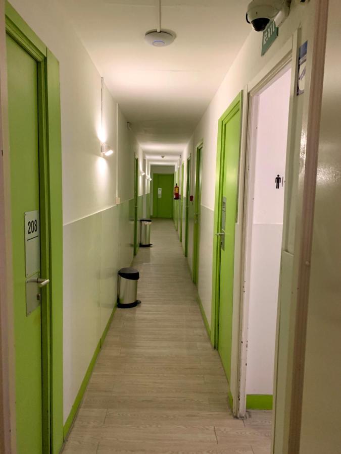 Central And Basic Universitat For Young Hostel Barcelona Exterior foto