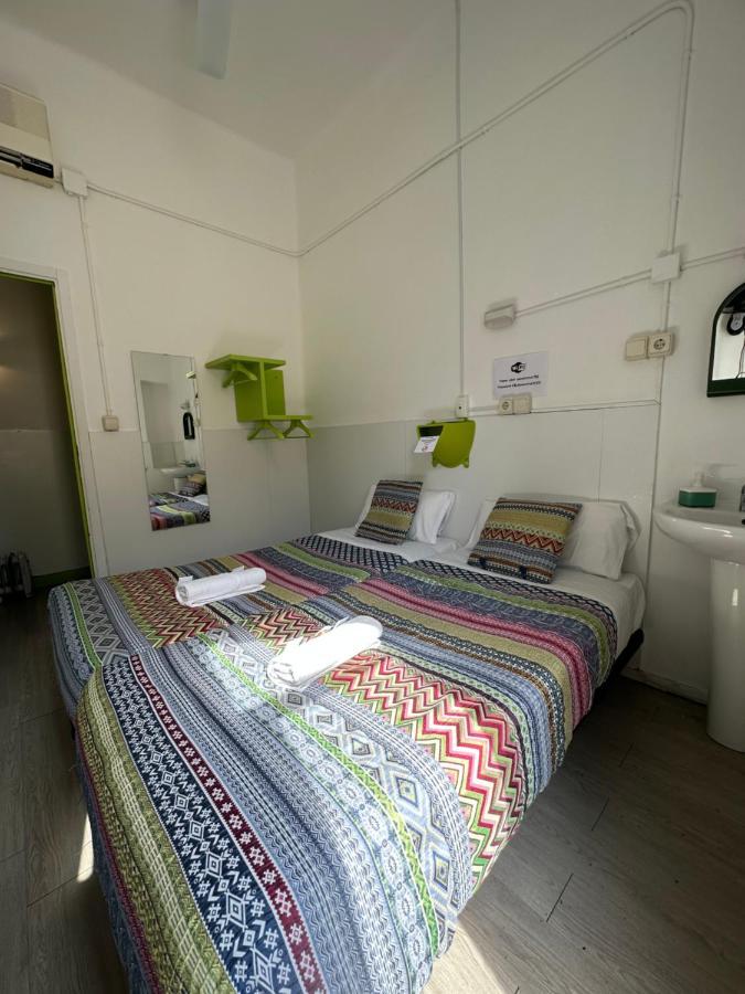 Central And Basic Universitat For Young Hostel Barcelona Exterior foto