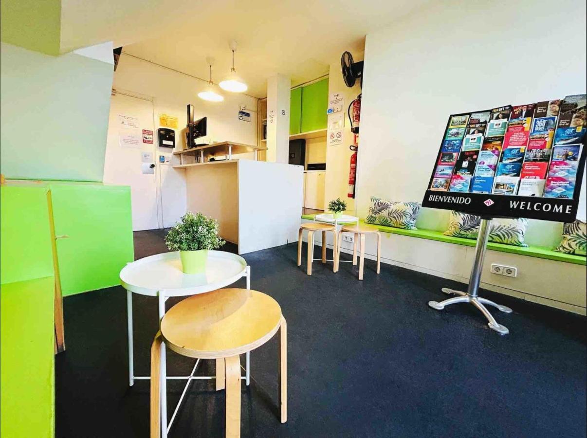 Central And Basic Universitat For Young Hostel Barcelona Exterior foto