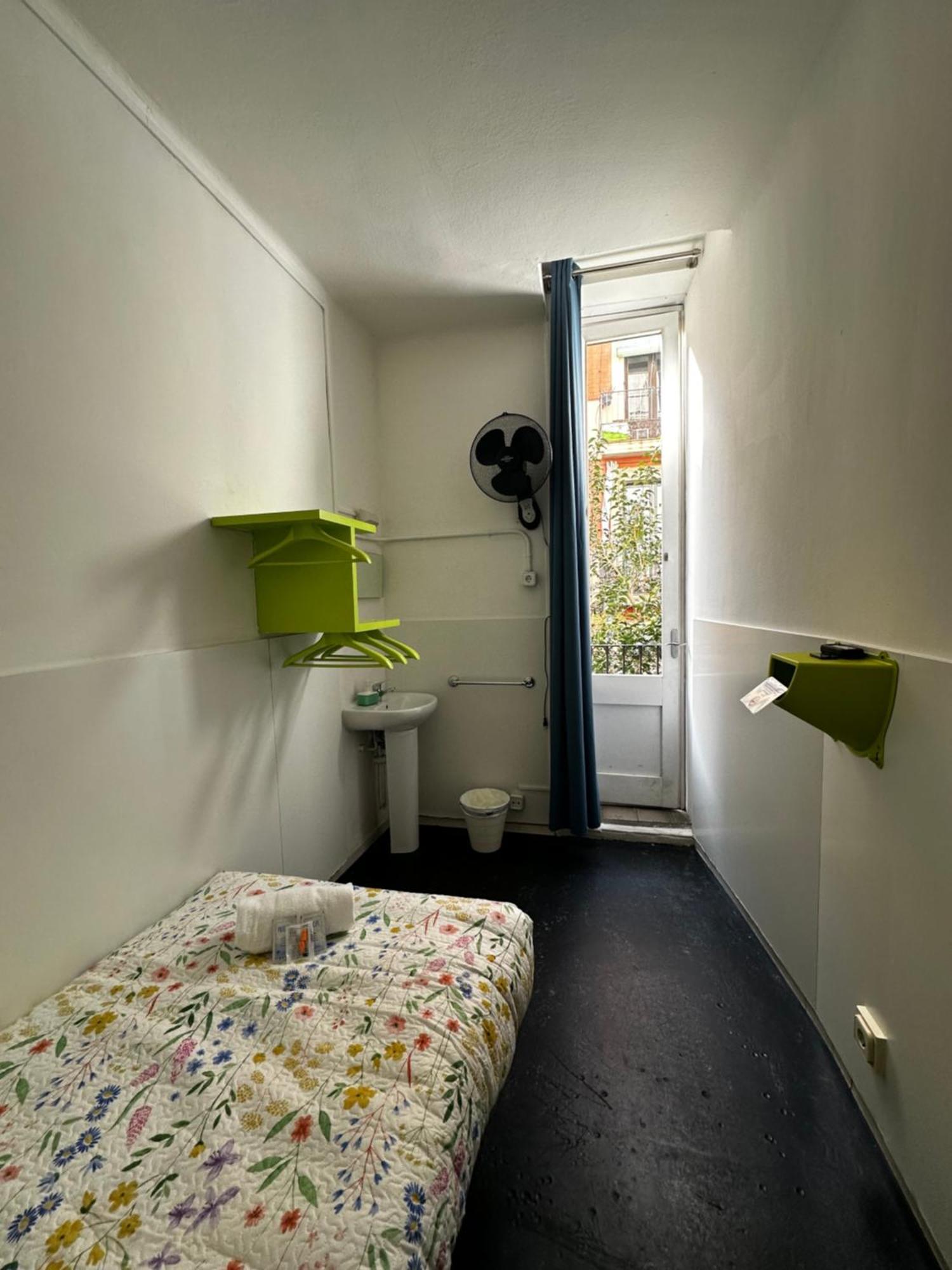 Central And Basic Universitat For Young Hostel Barcelona Exterior foto