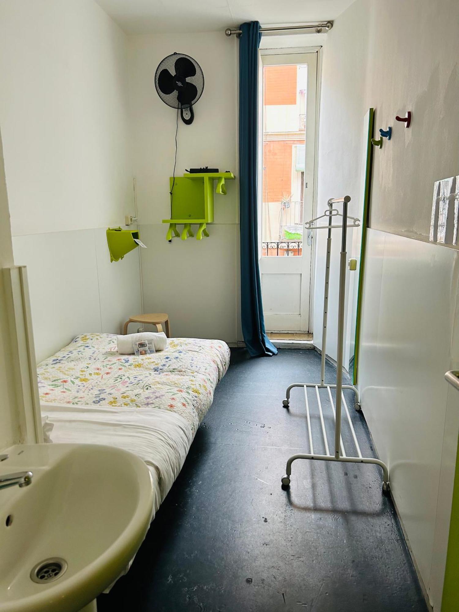 Central And Basic Universitat For Young Hostel Barcelona Exterior foto