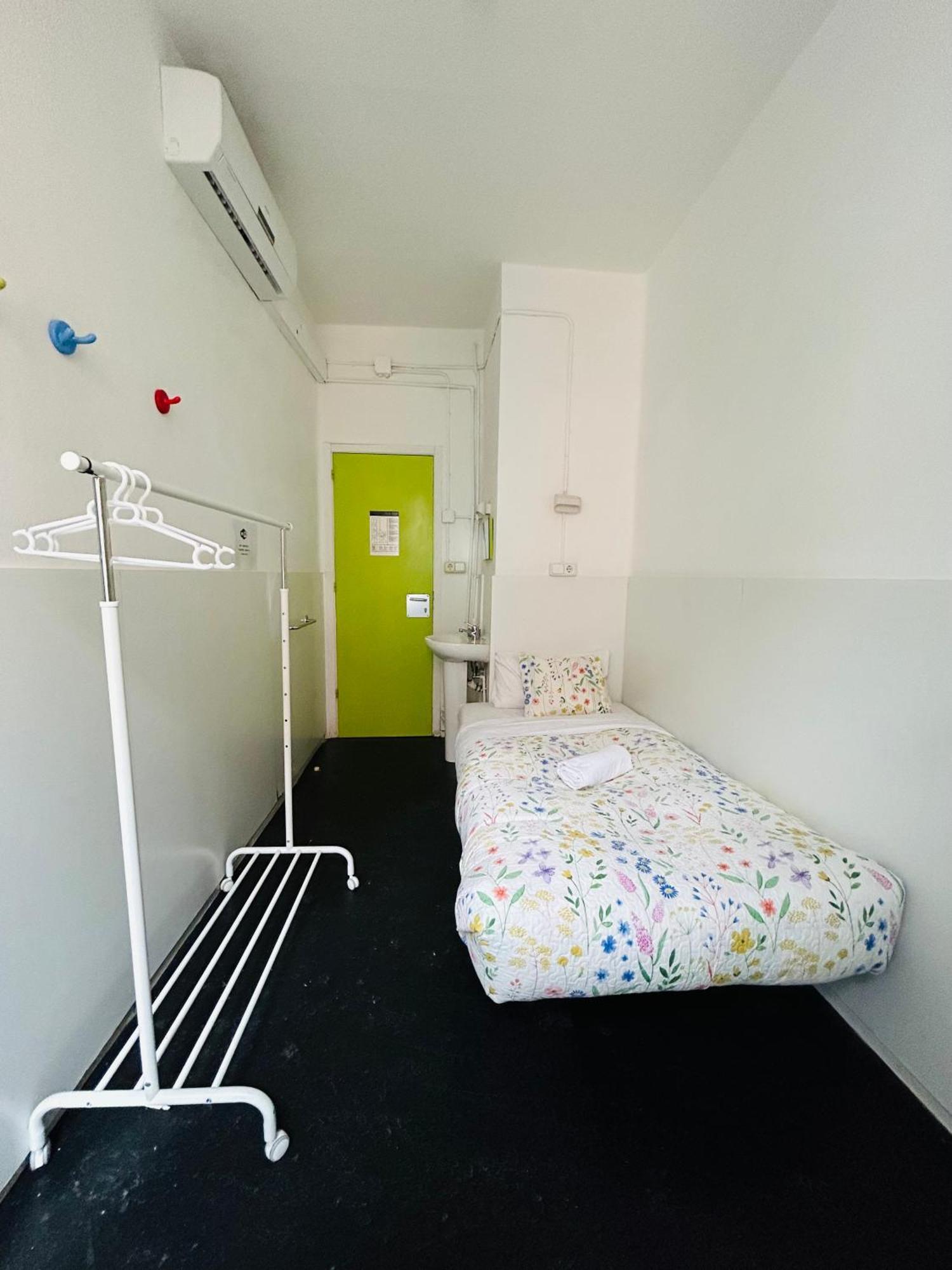 Central And Basic Universitat For Young Hostel Barcelona Exterior foto