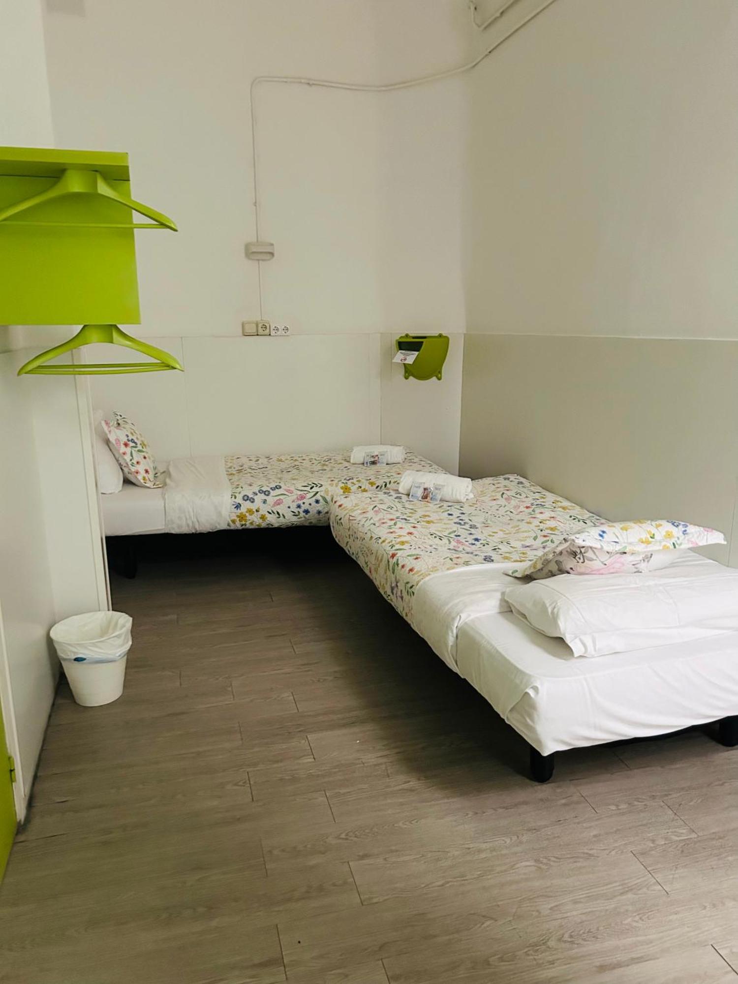 Central And Basic Universitat For Young Hostel Barcelona Exterior foto