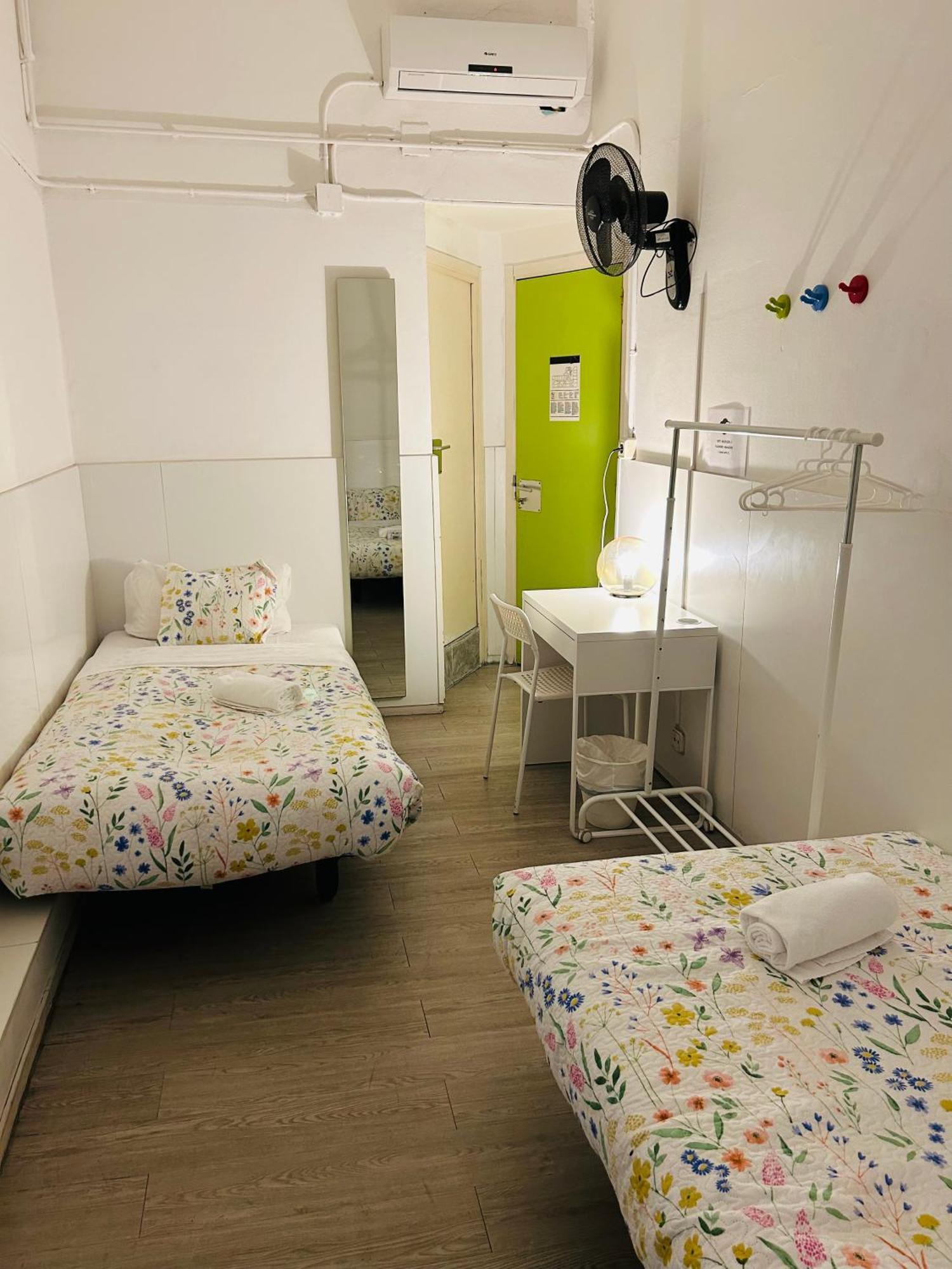 Central And Basic Universitat For Young Hostel Barcelona Exterior foto