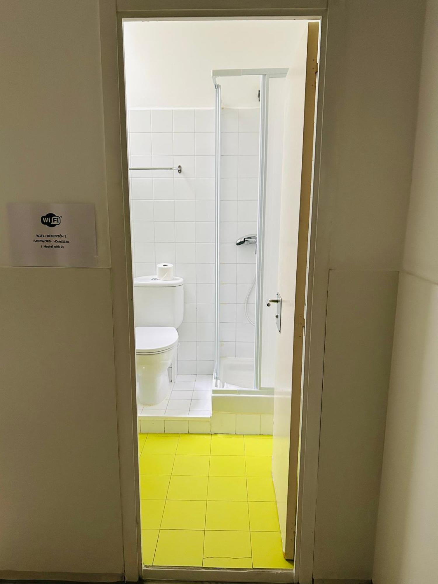 Central And Basic Universitat For Young Hostel Barcelona Exterior foto