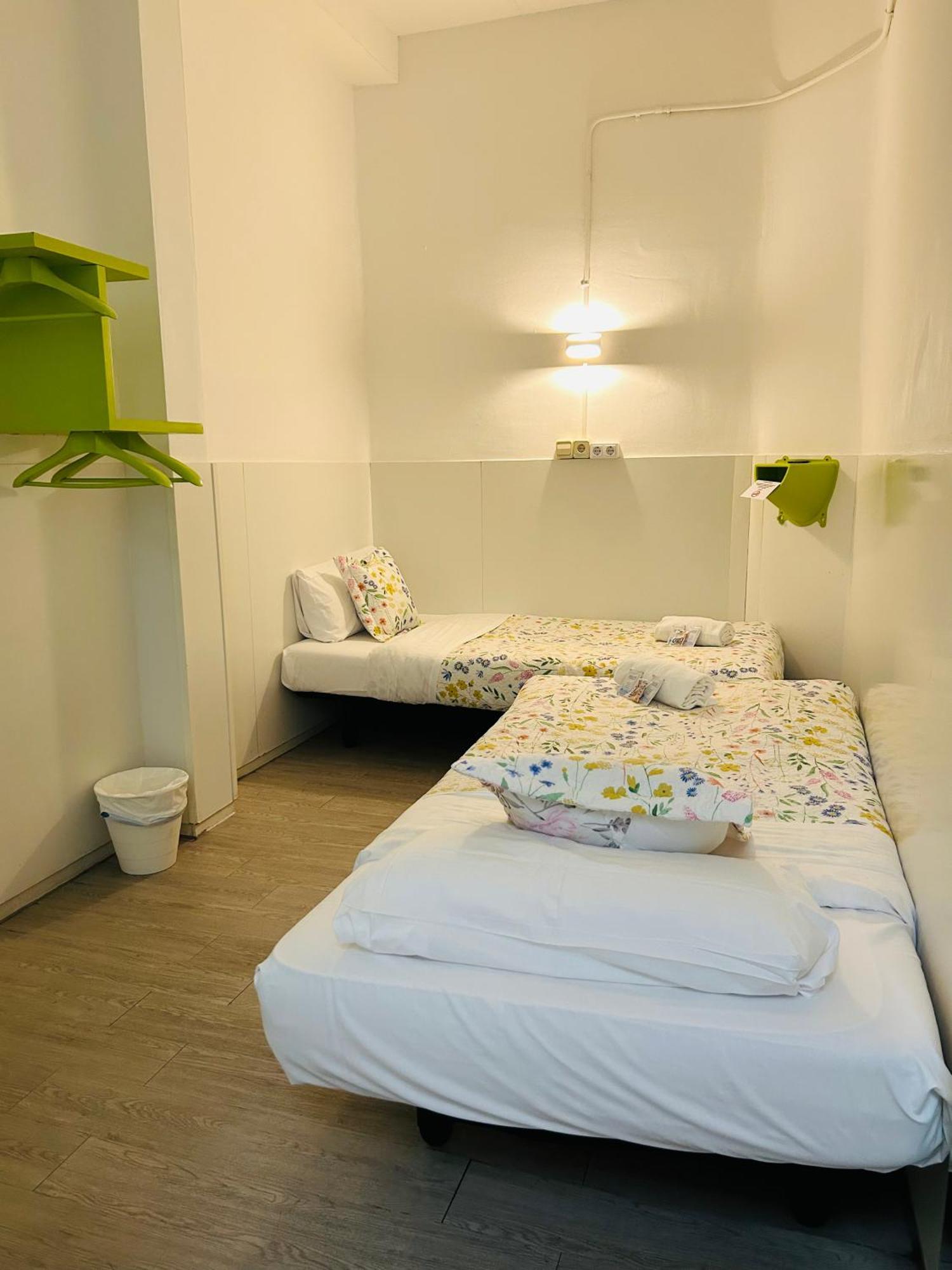 Central And Basic Universitat For Young Hostel Barcelona Exterior foto