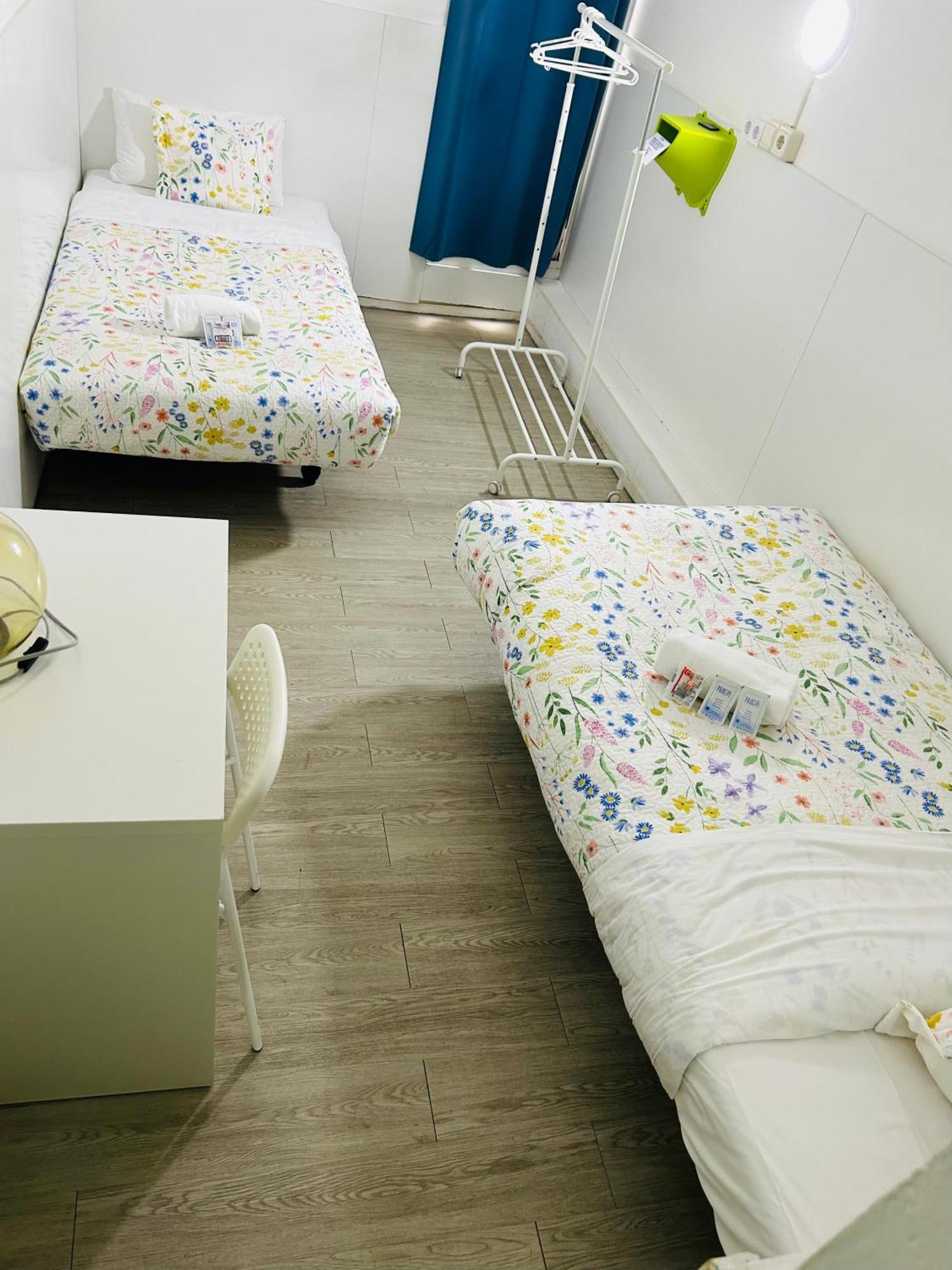 Central And Basic Universitat For Young Hostel Barcelona Exterior foto