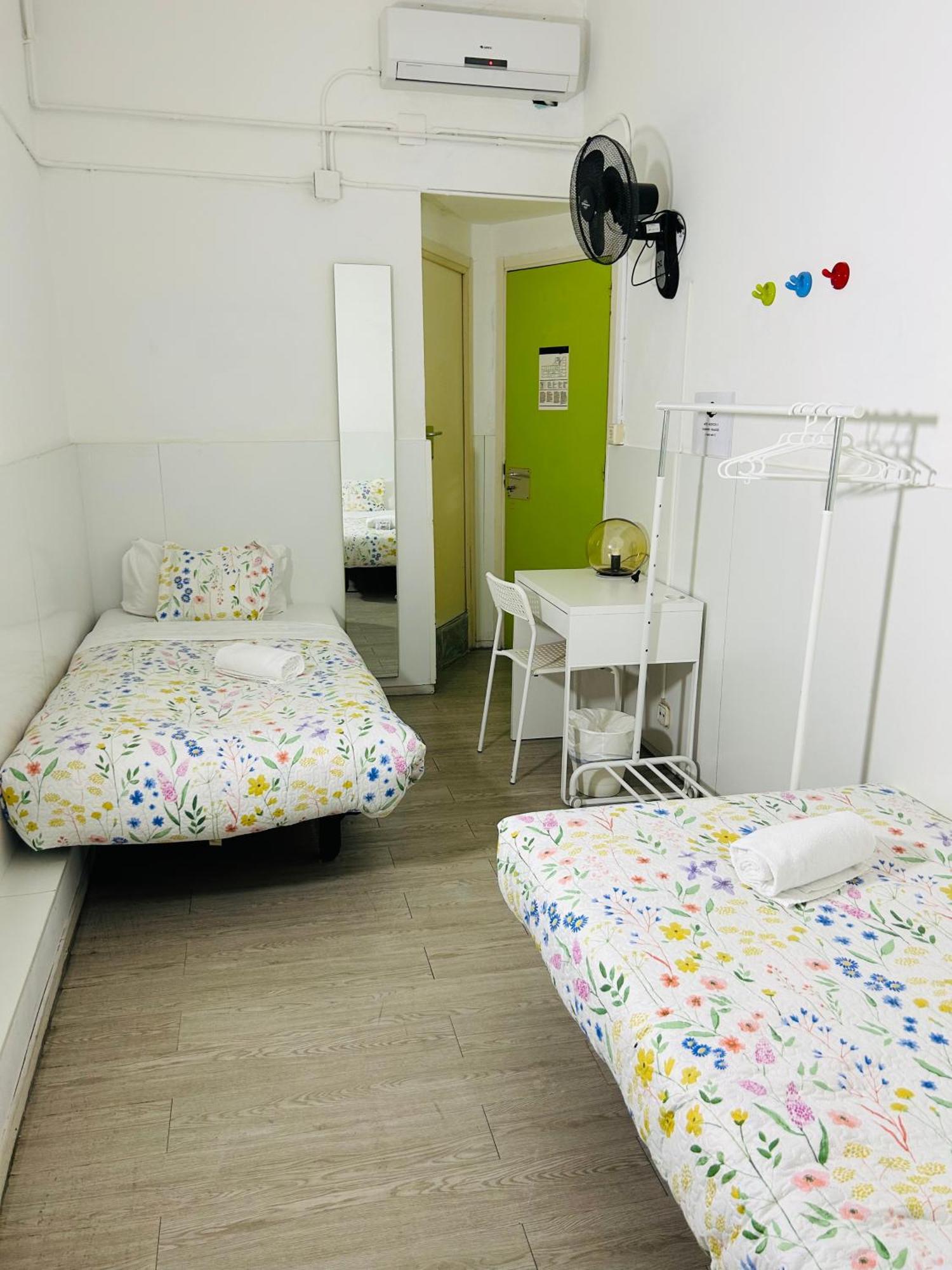 Central And Basic Universitat For Young Hostel Barcelona Exterior foto