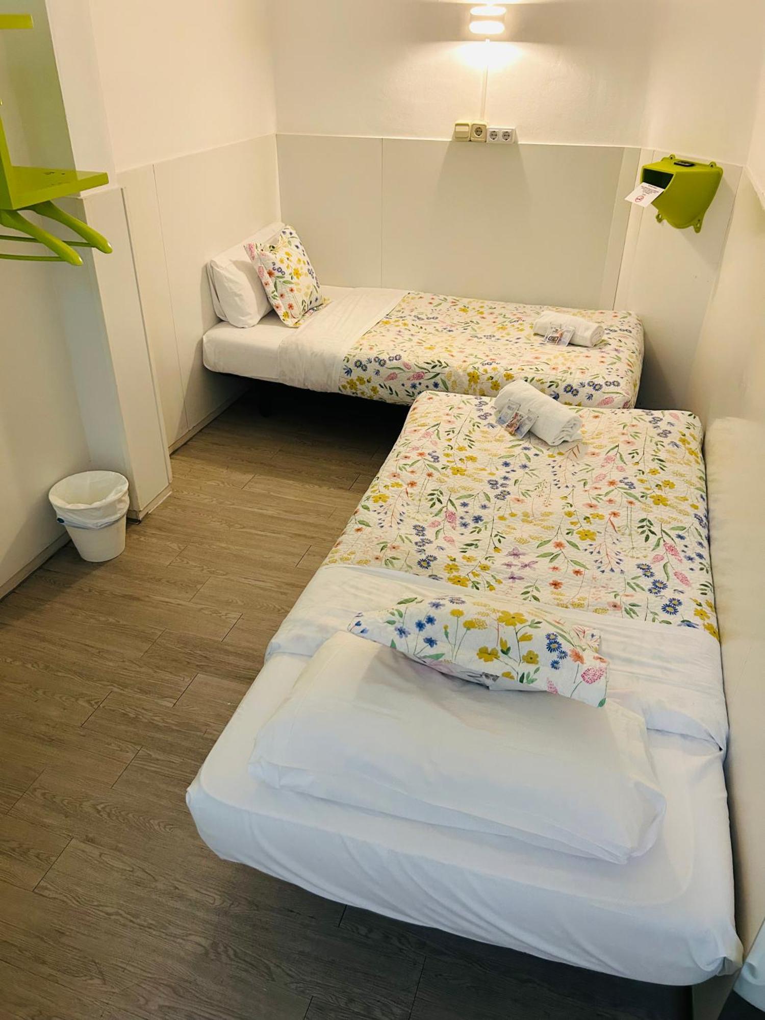 Central And Basic Universitat For Young Hostel Barcelona Exterior foto