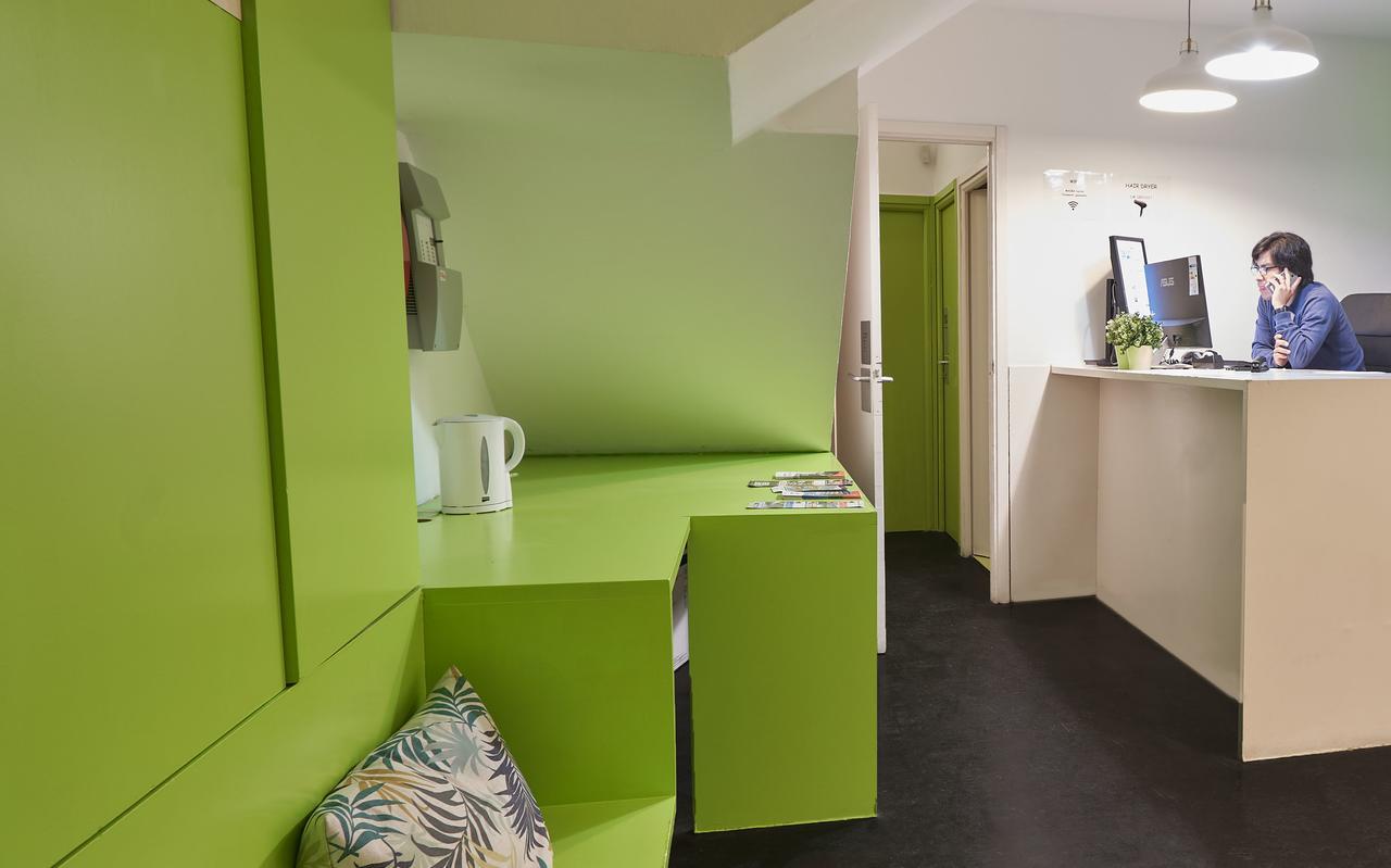 Central And Basic Universitat For Young Hostel Barcelona Exterior foto