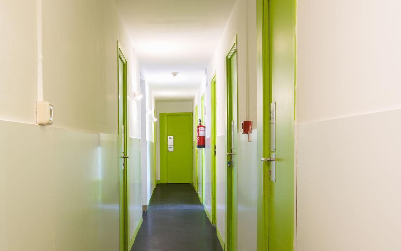Central And Basic Universitat For Young Hostel Barcelona Exterior foto