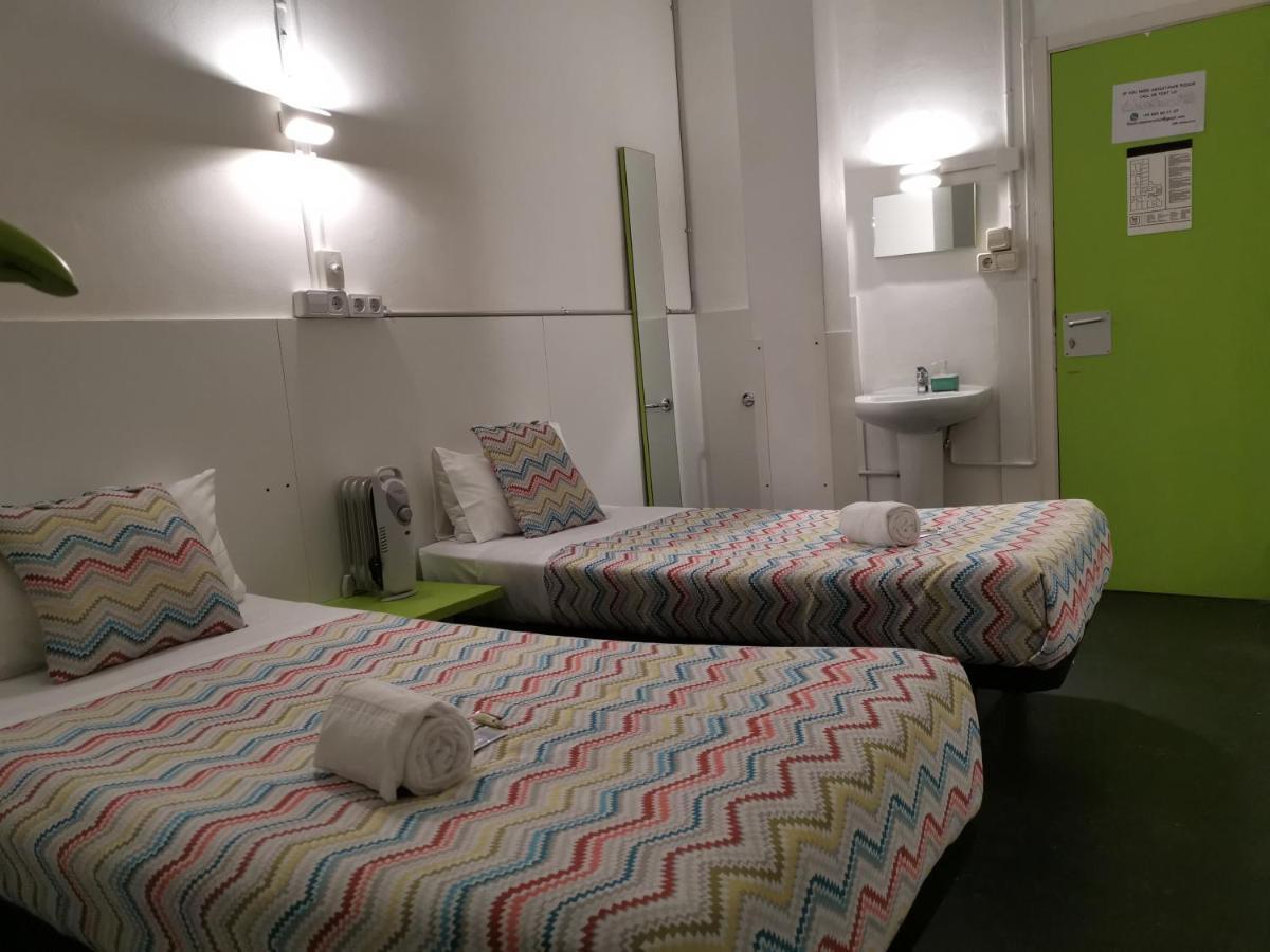 Central And Basic Universitat For Young Hostel Barcelona Exterior foto